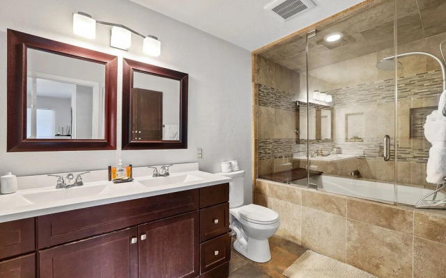 Hall Court Manor - Hot Tub, Pet Friendly, Pool Table!