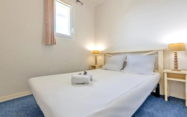 Flat by Pointe St-mathieu