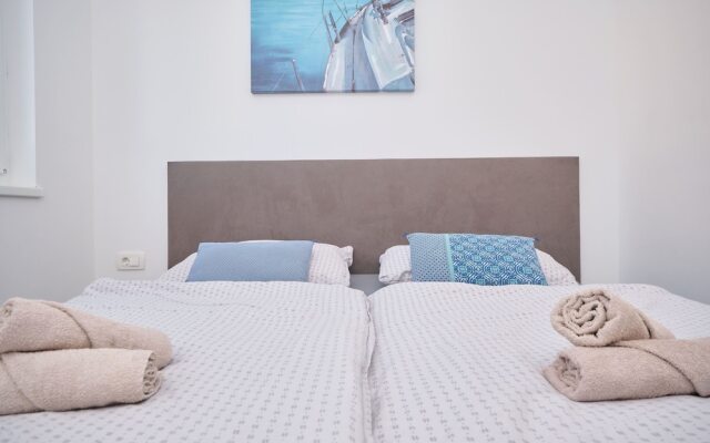 Queen's Lodge Mastrinka by Litto