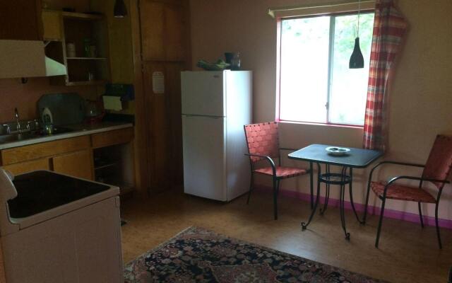 Hedonisia Hawaii Eco-Hostel Community