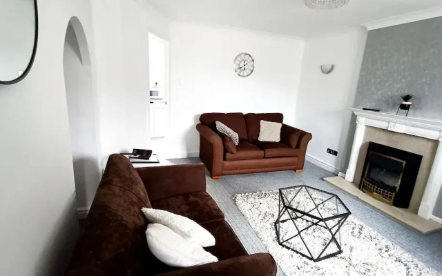 Cozy 3-Bed Family Home with Free Parking