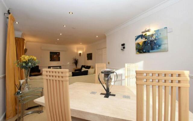 Luxury top floor 2BD Apartment Apsley