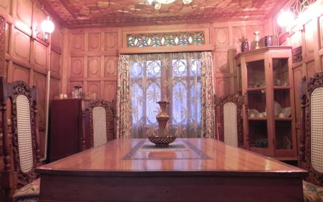 Shabrose Heritage Houseboats
