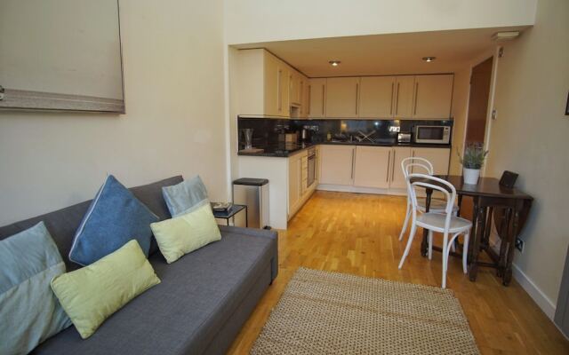 Bright, Spacious Old Town Flat for 6