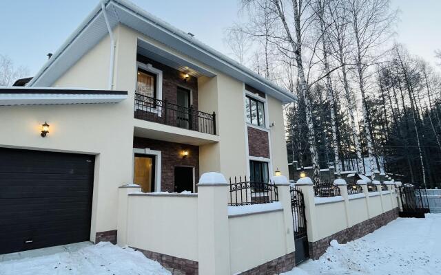 Lunniy House