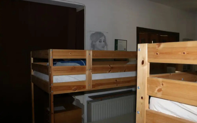 Costas Hostel Action