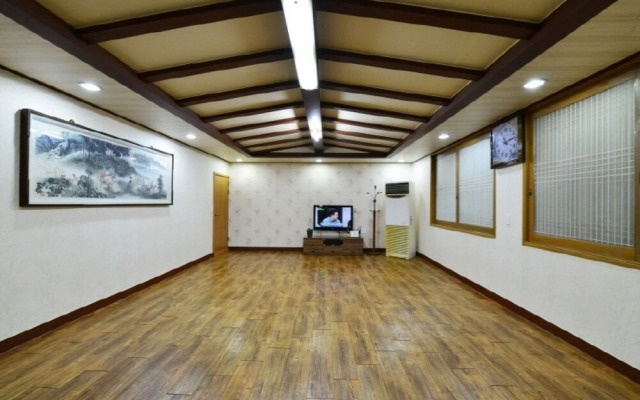 Gyeongju Songlim Byeoljang Pension