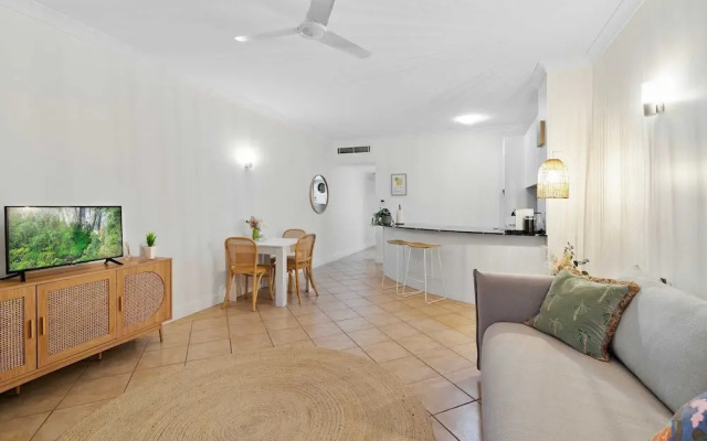 Cozy Waterfront - Free Parking Pool