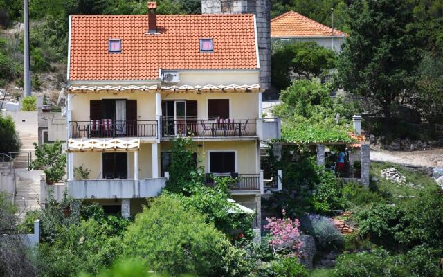 Neda - Perfect Location & Free Parking - A1