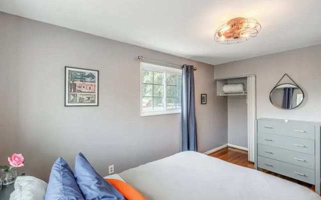 Pet-friendly Arlington Townhome w/ Furnished Patio