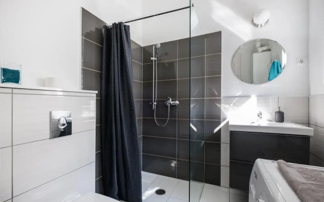 Andrassy Garden Apt in Center