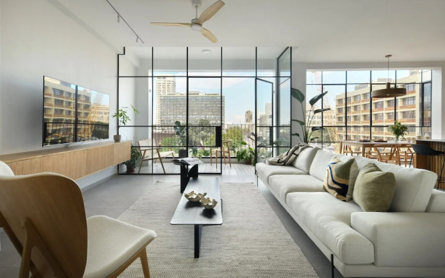 3BR High quality Apt with City View