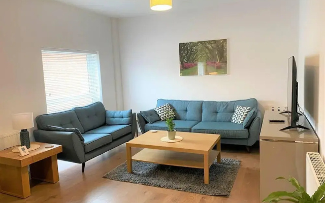 Luxury 2 bed Apartment Golden Triangle w Parking