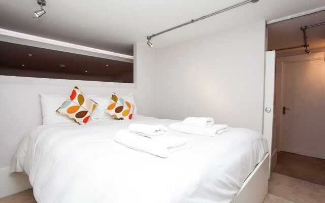 Contemporary 3 Bedroom Apartment In Battersea