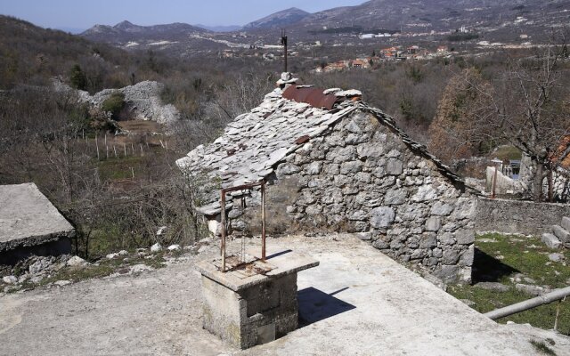Rustic Stone House Bajeli with Jacuzzi