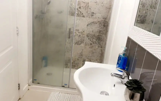 Inviting 2-bed Apartment in Wakefield Charming