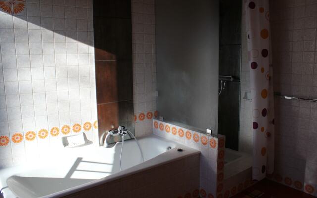 Green Hill Guest House and Apartment