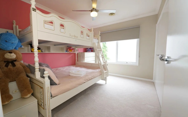 Charming 6 BRM Villa in Melbourne East