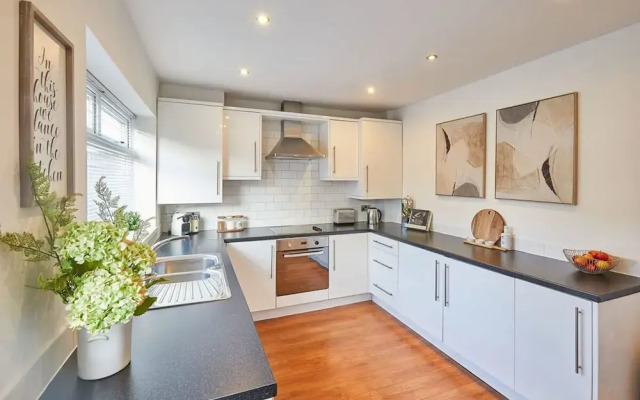 Host Stay Newsam Crescent