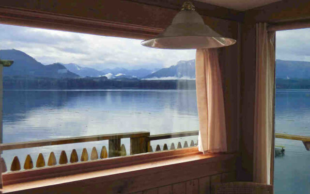 Seine Boat Inn