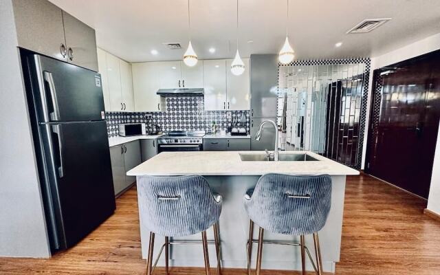 3BR Luxury Apartment Sea View