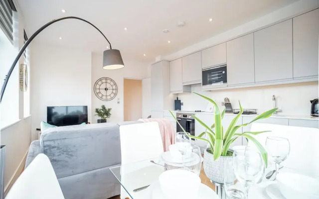 Cosy 2-bed Flat in Slough with Free WiFi