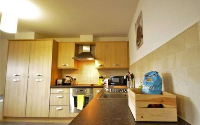 Kings Court Apartment