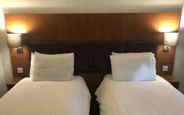 OYO Bluemont Hotel