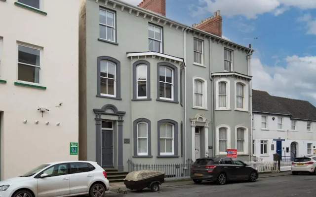 Spinnaker - Close to Town Sea Views