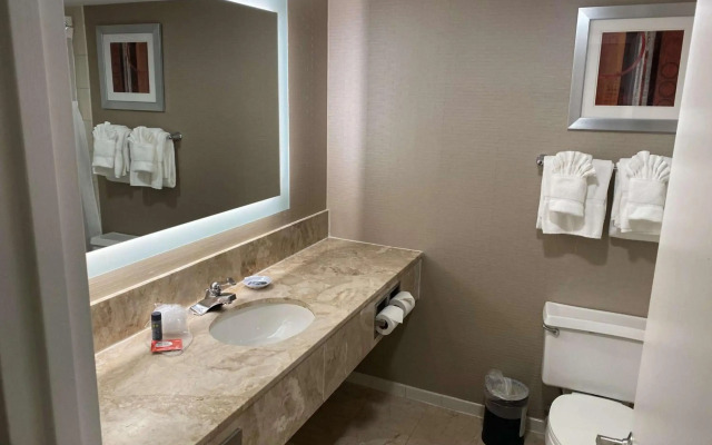 DoubleTree by Hilton New York LaGuardia Airport