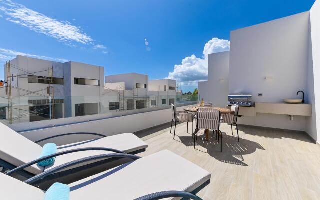 Gorgeous private roof with private picuzzi. A401