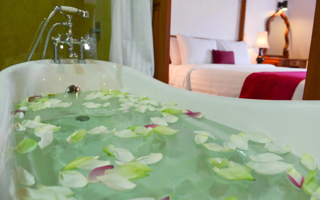 The Suite By Royal Crown Hotel