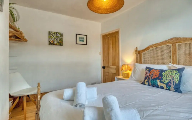 Stylish 2BD with Private Garden & Sauna