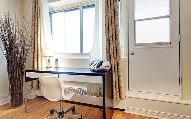 1-Bedroom Crescent Street by Hometrotting