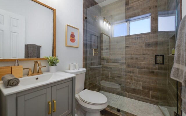 Wonderful 2BR House with Canal Access
