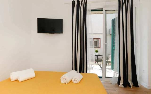 Stone Wall Apartments and Rooms