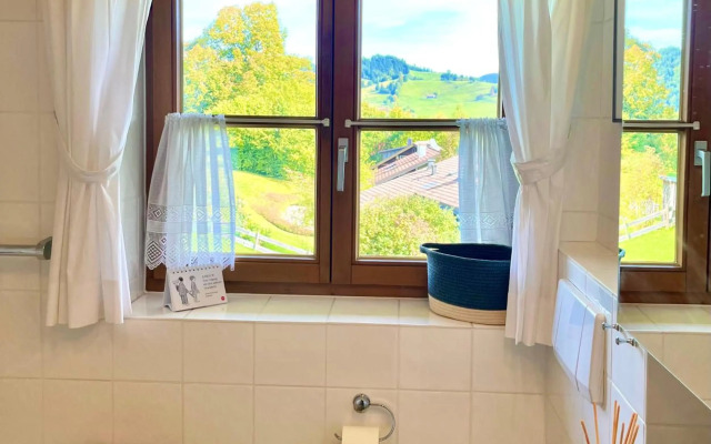 Wunderschöne Wohnung mit Balkon und Blick auf die Alpen