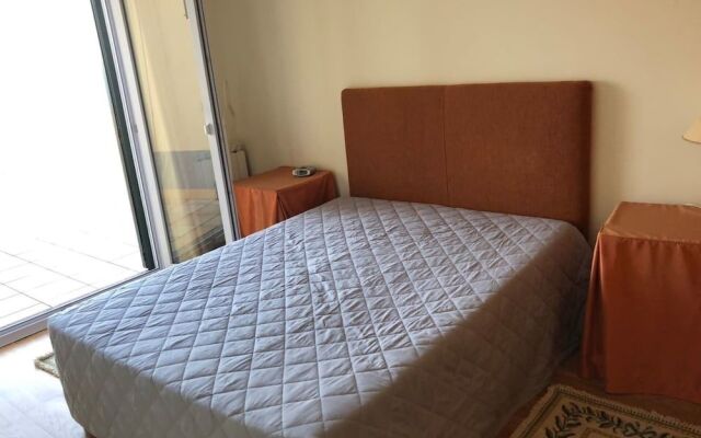 P Delgada 3-bed House, Sleeps 6, Parking & Seaview