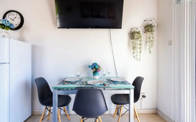 Lazuli 1-BR W Pool & Balcony in Larnaca