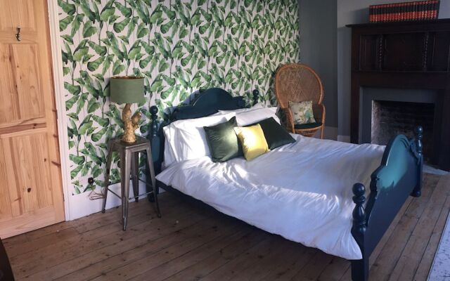 5 bedroom Seaside Townhouse Beautifully Renovated