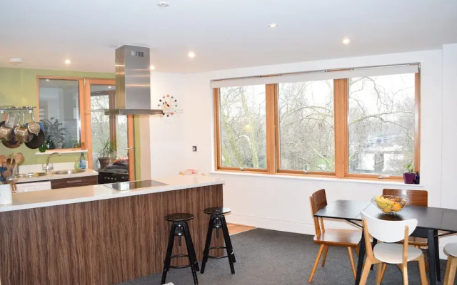 East London Riverside Apartment