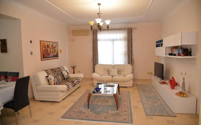 Lovely 2-bedroom condo near the City center