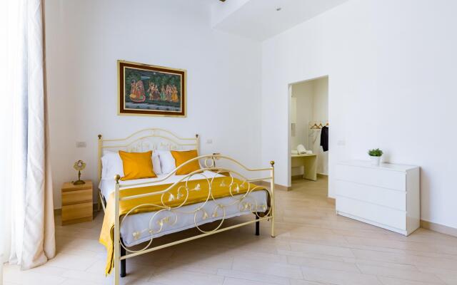 Apartment With Balcony in Palazzo Diaz by Wonderful Italy
