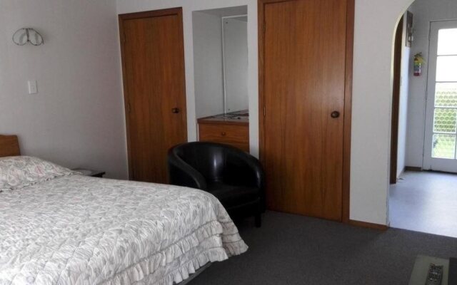Browns Bay Olive Tree Motel & Apartment