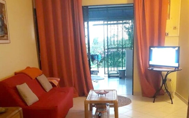 Studio in Sainte-anne, With Enclosed Garden and Wifi