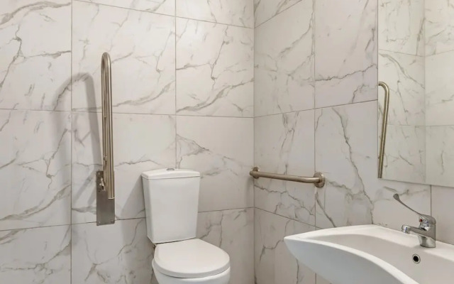 Sanders Crystal - Lovely  2-bdr Apt w Balcony