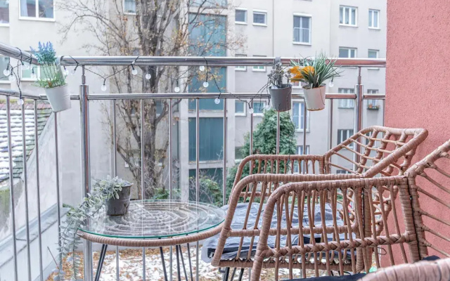 9 Min Metro City Center 1BR 1LR Balcony