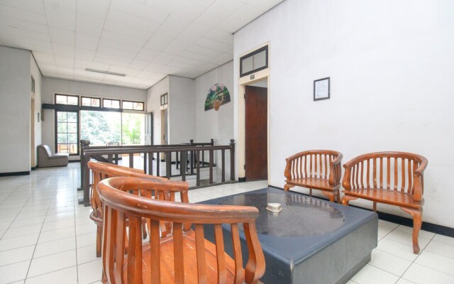 Airy Stasiun Balapan Monginsidi 106 Solo