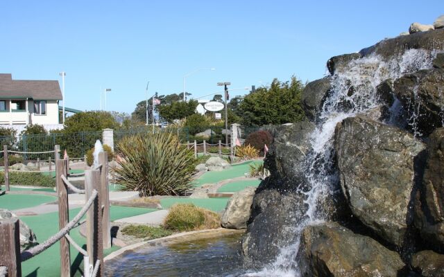 Emerald Dolphin Inn & Mini Golf