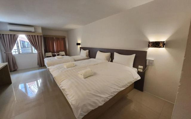 Prom Ratchada Hotel